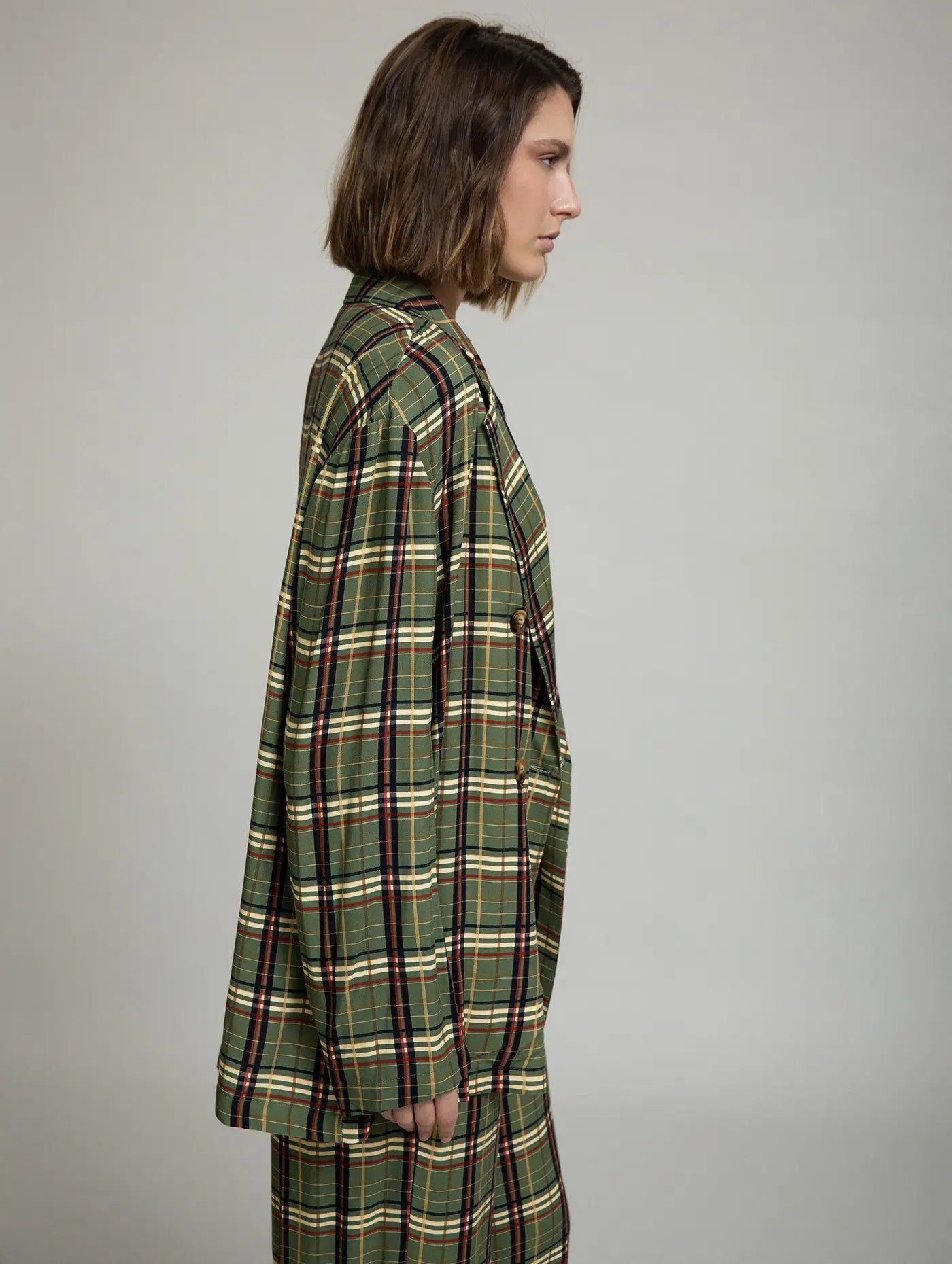 Vista lateral de la Americana Kensington oversize de cuadros tartán verde, con manga larga, silueta amplia y doble botonadura