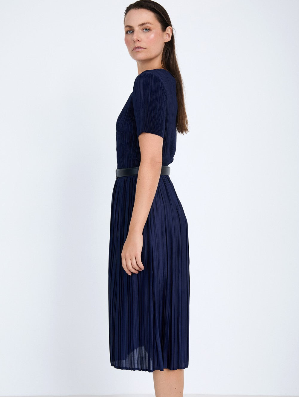 vista lateral manga corta vestido midi plisado azul elegante Skatie