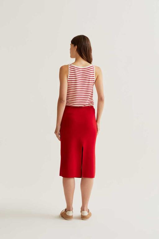 detalle trasero Falda midi con tejido punto de color rojo. Cintura fija elástica de tiro alto. Ligera abertura trasera. compañia fantastica en cotton grey nueva coleccion