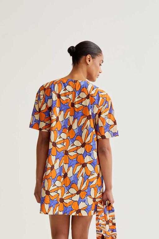 Vista trasera de vestido corto floral naranja y lila de Compañía Fantástica en Cotton Grey