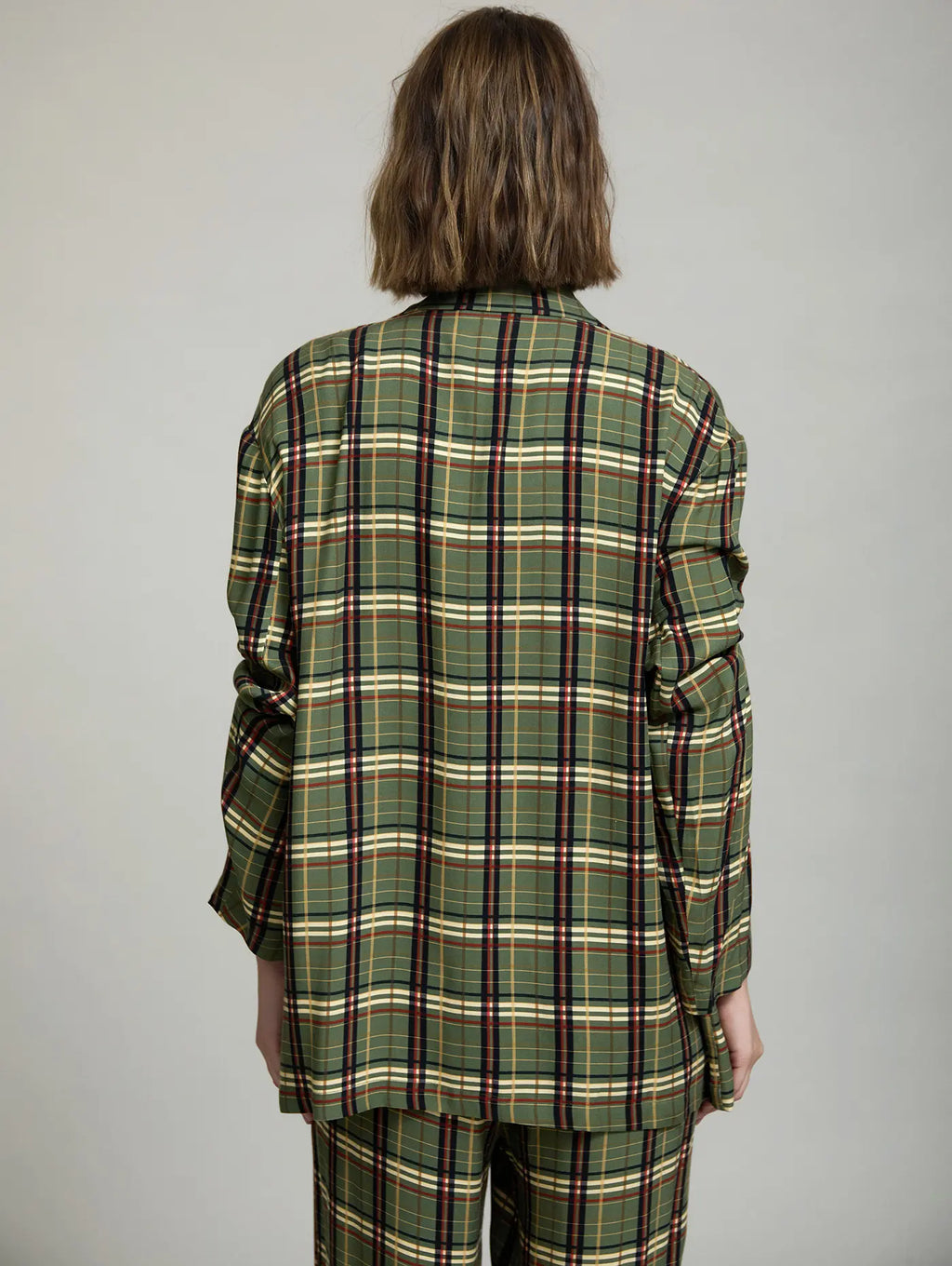 Vista trasera de la Americana Kensington de cuadros tartán verde para mujer, con corte oversize, hombro caído y largo por debajo de la cadera
