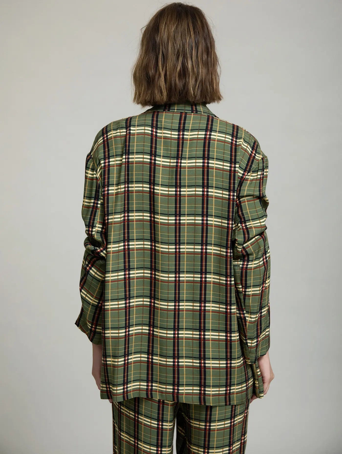 Vista trasera de la Americana Kensington de cuadros tartán verde para mujer, con corte oversize, hombro caído y largo por debajo de la cadera
