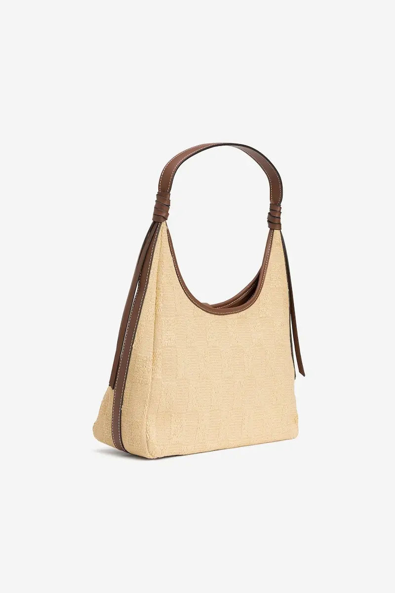 Bolso Vilanova en beige claro con asa y detalles marrón. Diseño estructurado, ligero y versátil para el día a día. Disponible en Cotton Grey, Piedras Blancas.