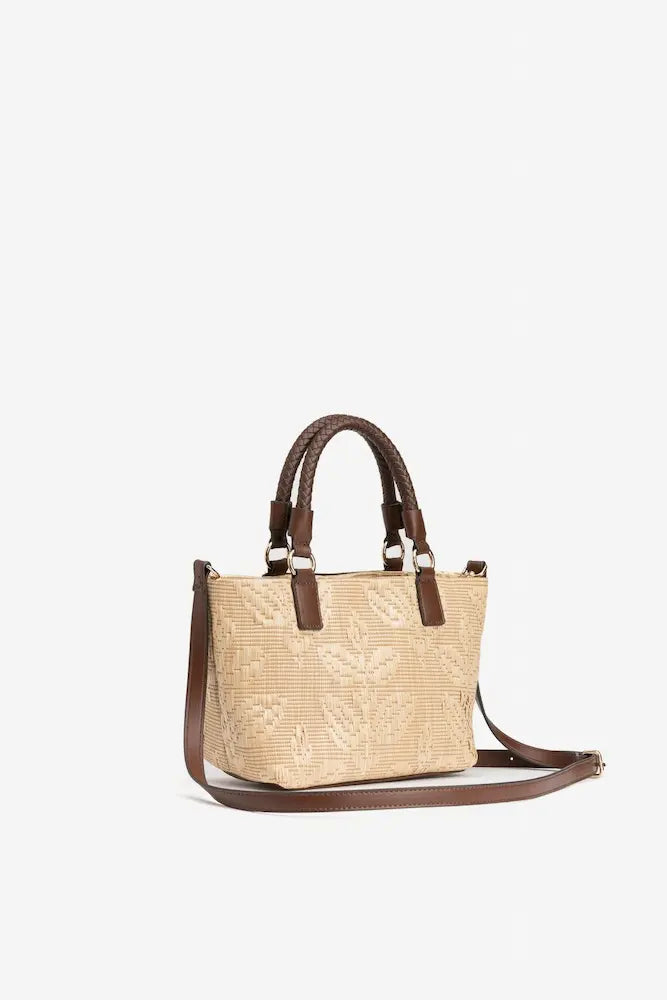 Bolso Acacia Natural de Vilanova con textura floral tejida y detalles marrones.