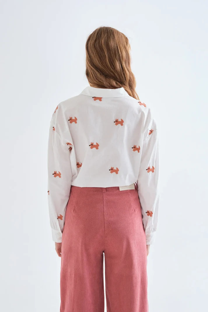 Camisa blanca con zorritos bordados de Compañía Fantástica vista por detrás