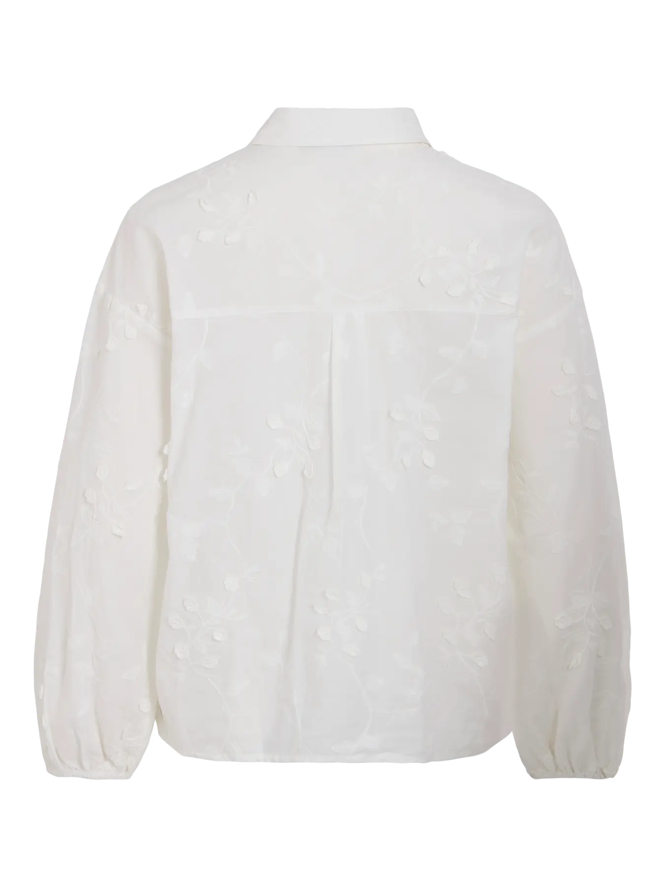 Camisa blanca VILA de mujer vista por detrás con bordados florales tono sobre tono, manga larga y canesú trasero