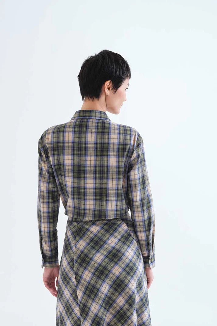 Camisa Harriet de cuadros verdes con cuello camisero y manga larga vista trasera