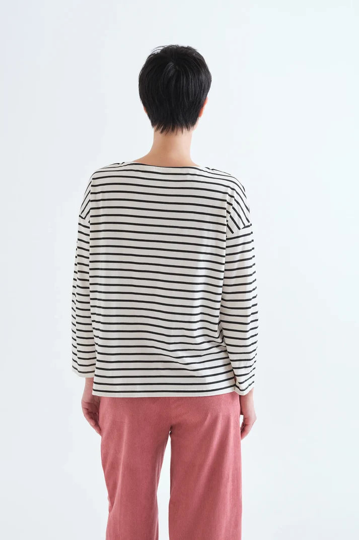 Camiseta Pink Fox de rayas horizontales negras y blancas combinada en look de mujer vista trasera
