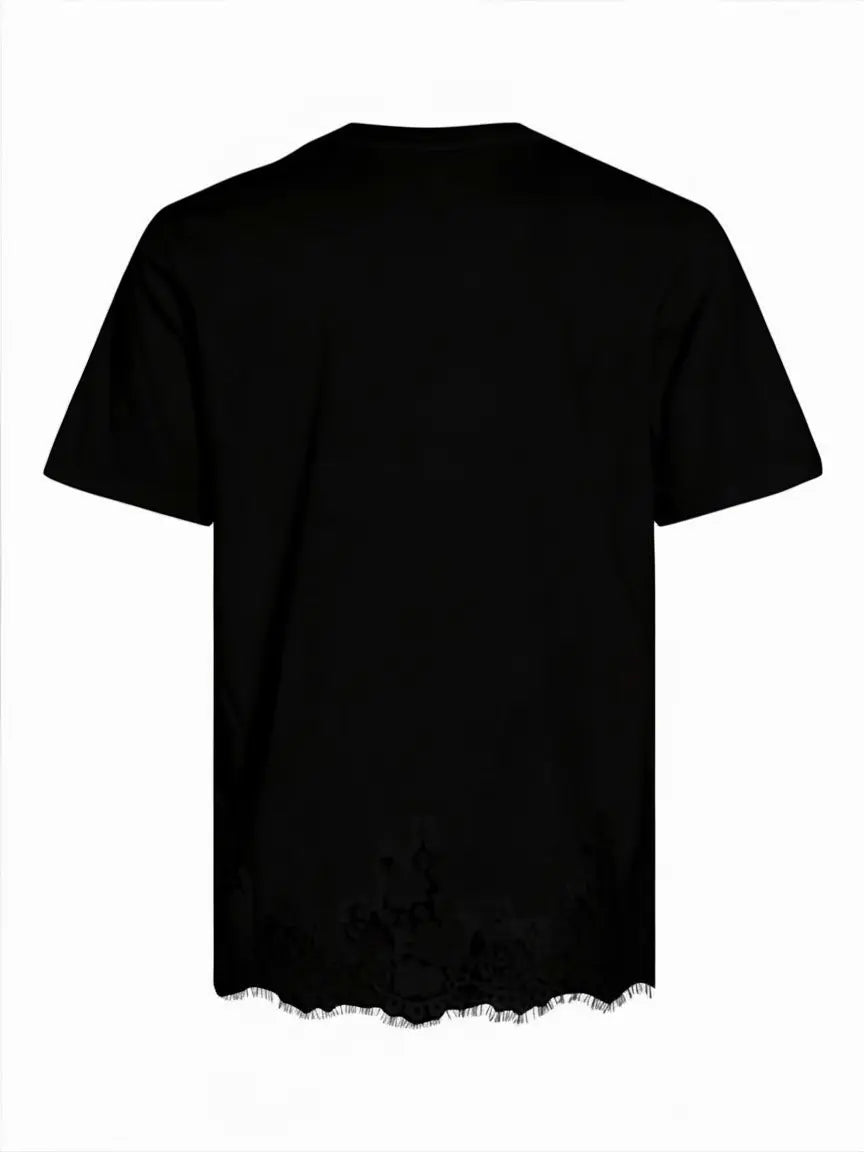 Vista trasera de camiseta negra para mujer de manga corta y corte recto con encaje floral y acabado de pestañas en el bajo