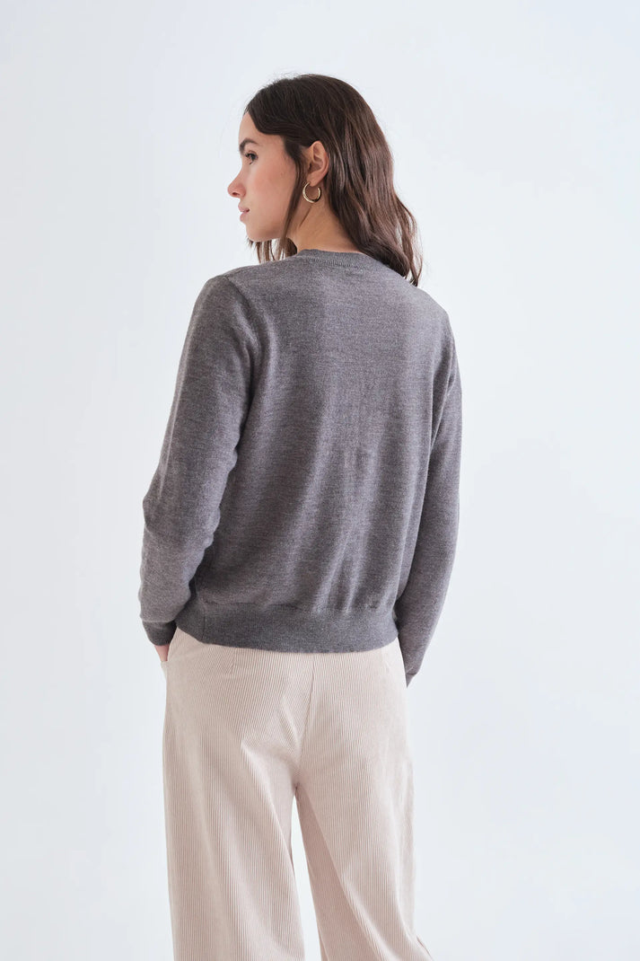 vista tarasera de modelo con Cárdigan Colette gris de mujer con cuello redondo y botones con abalorios blancos