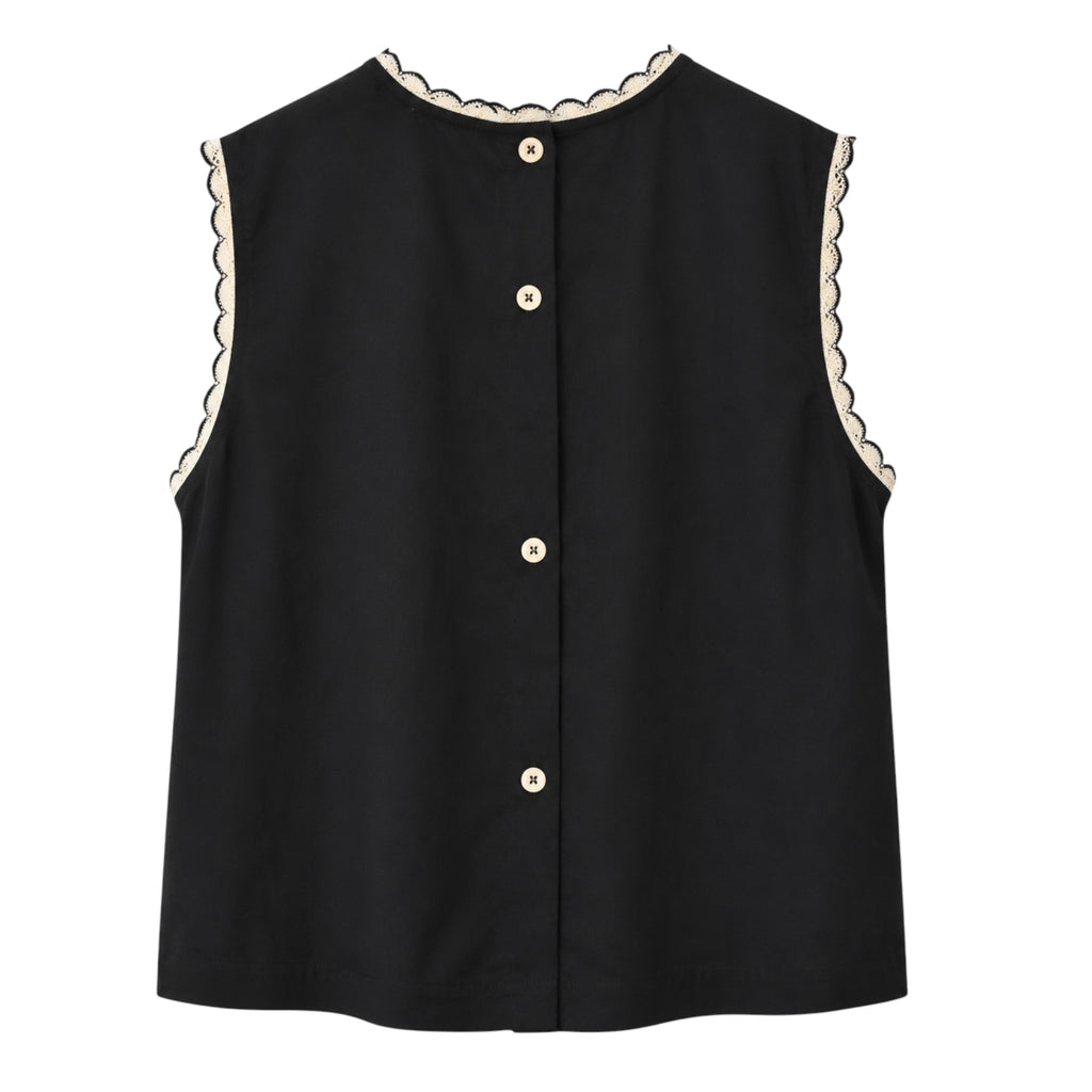 top sin mangas con detalle crochet blanco en cuello y sisas  con botones trasros