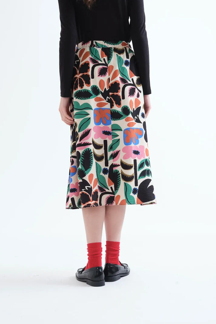 Falda midi floral de mujer con cintura alta y silueta fluida vista por detrás