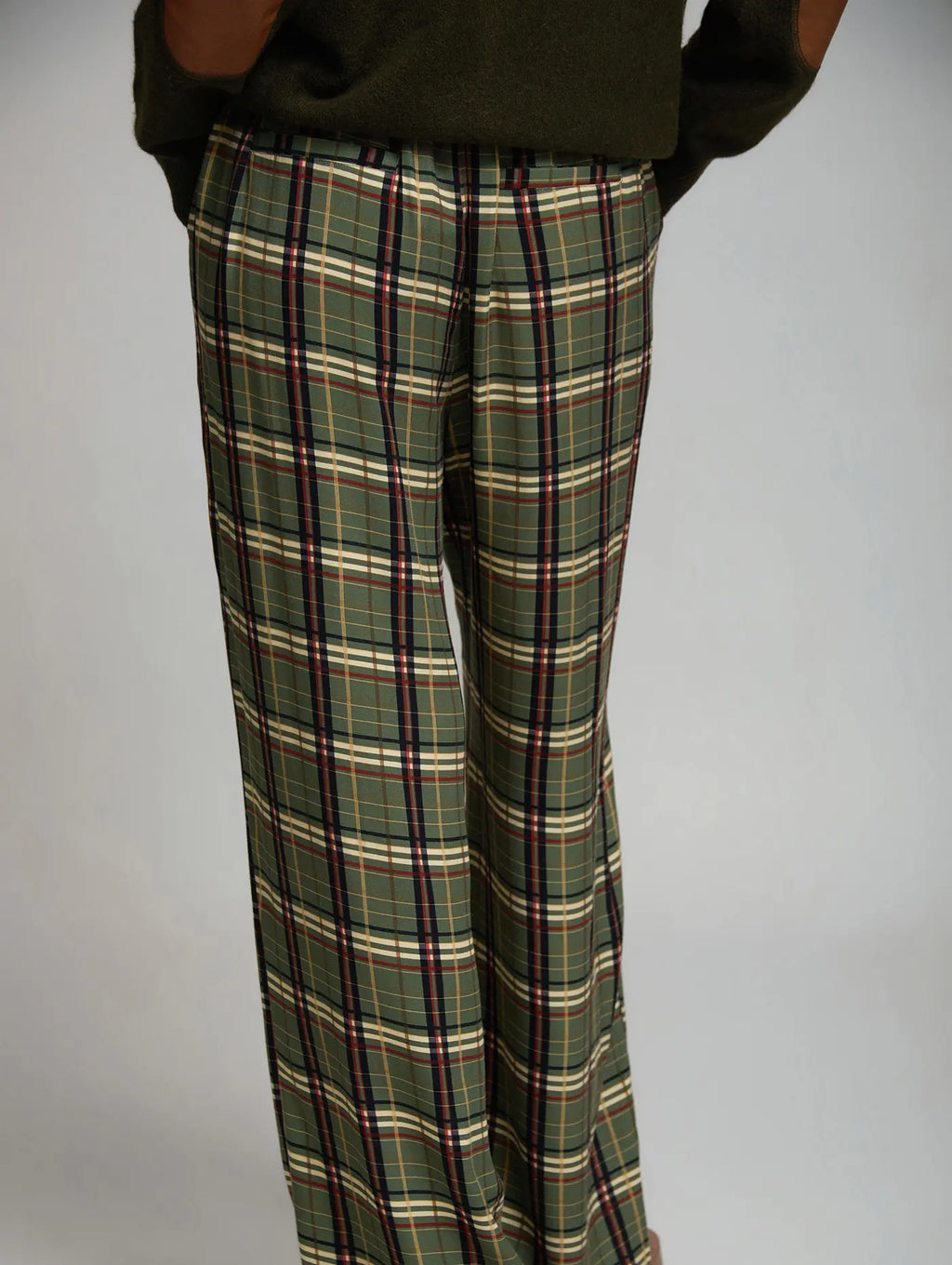 vista trasera Pantalón de cuadros Kensington de SKATIE con estampado tartán verde oliva y pernera ancha combinado con jersey verde y bufanda