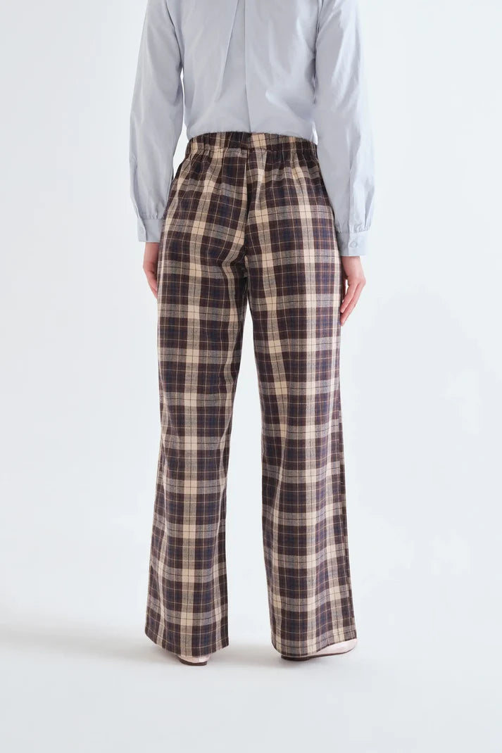 Pantalón Harriet de cuadros marrones de Compañía Fantástica visto por detrás