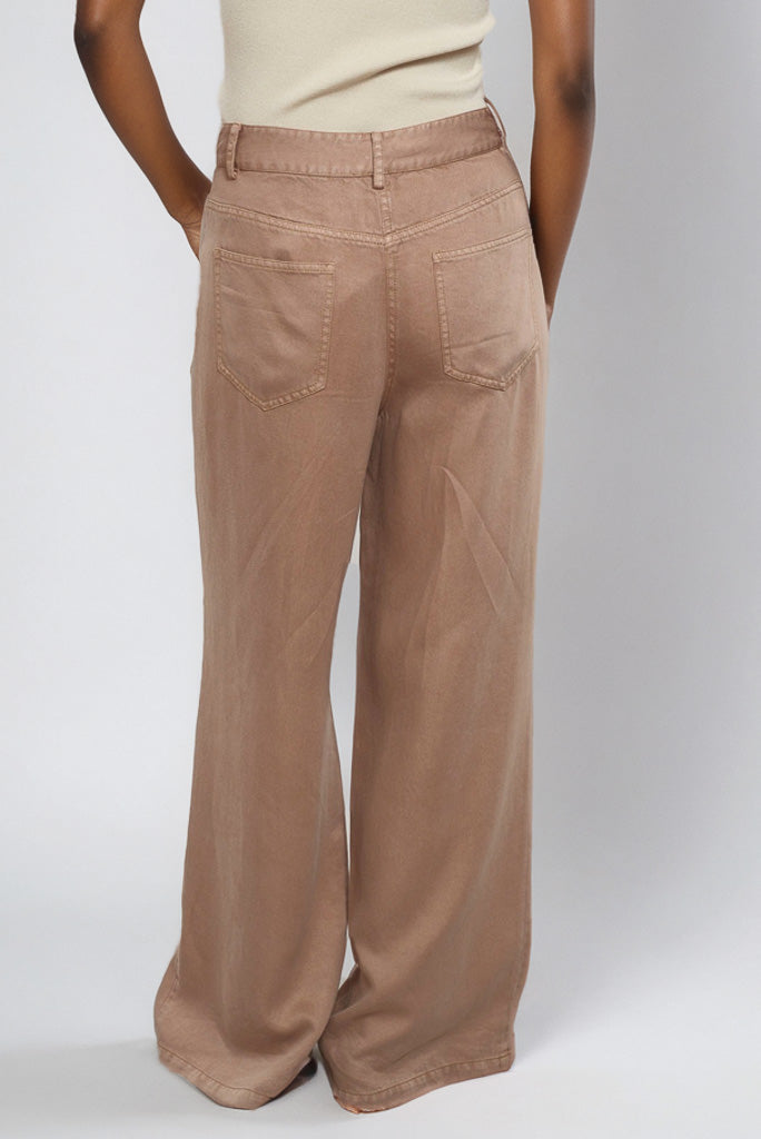 detalle trasero Pantalón Cora satinado tono tierra corte amplio bordado Goa Goa Cotton Grey Asturias