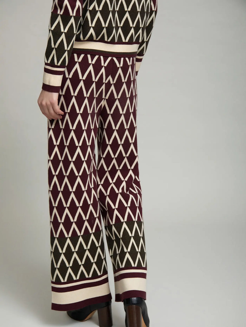 Vista trasera Pantalón Mazzoni SKATIE con diseño geométrico