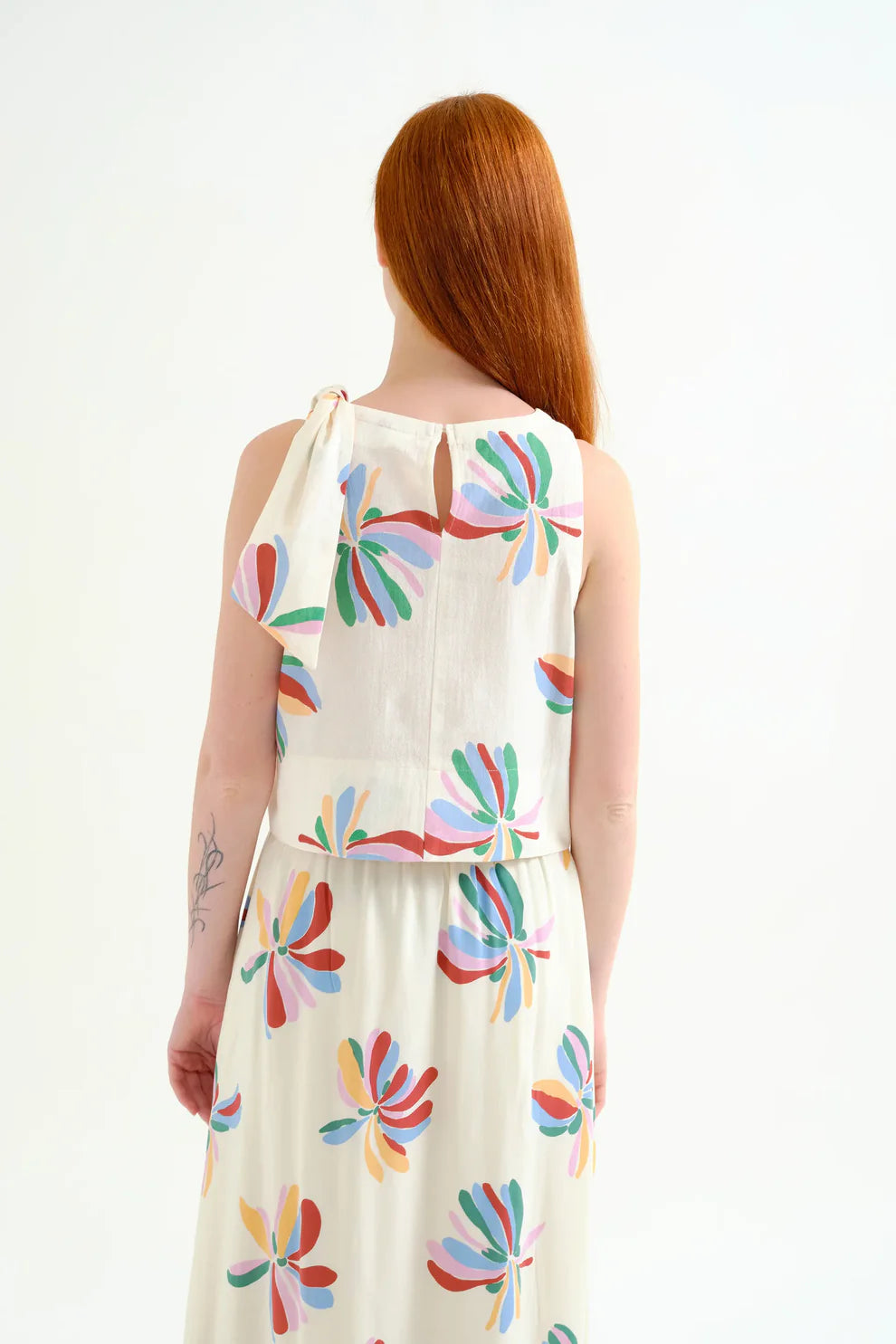 Vista trasera top estampado mujer estilo mediterráneo