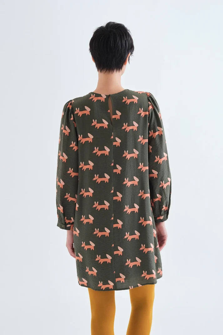 Vestido Volpe verde con estampado de zorros y manga larga visto por detrás
