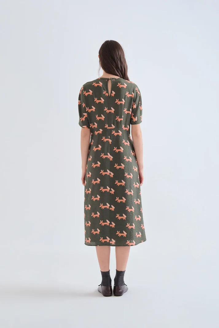 Detalle del estampado de zorros del vestido midi verde kaki Volpe