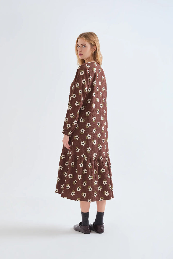 Vestido midi floral de mujer Compañía Fantástica visto por detrás con manga larga