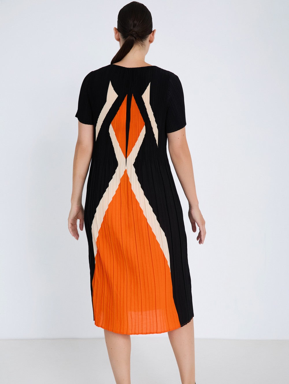 vista trasera vestido plisado mujer diseño gráfico Skatie